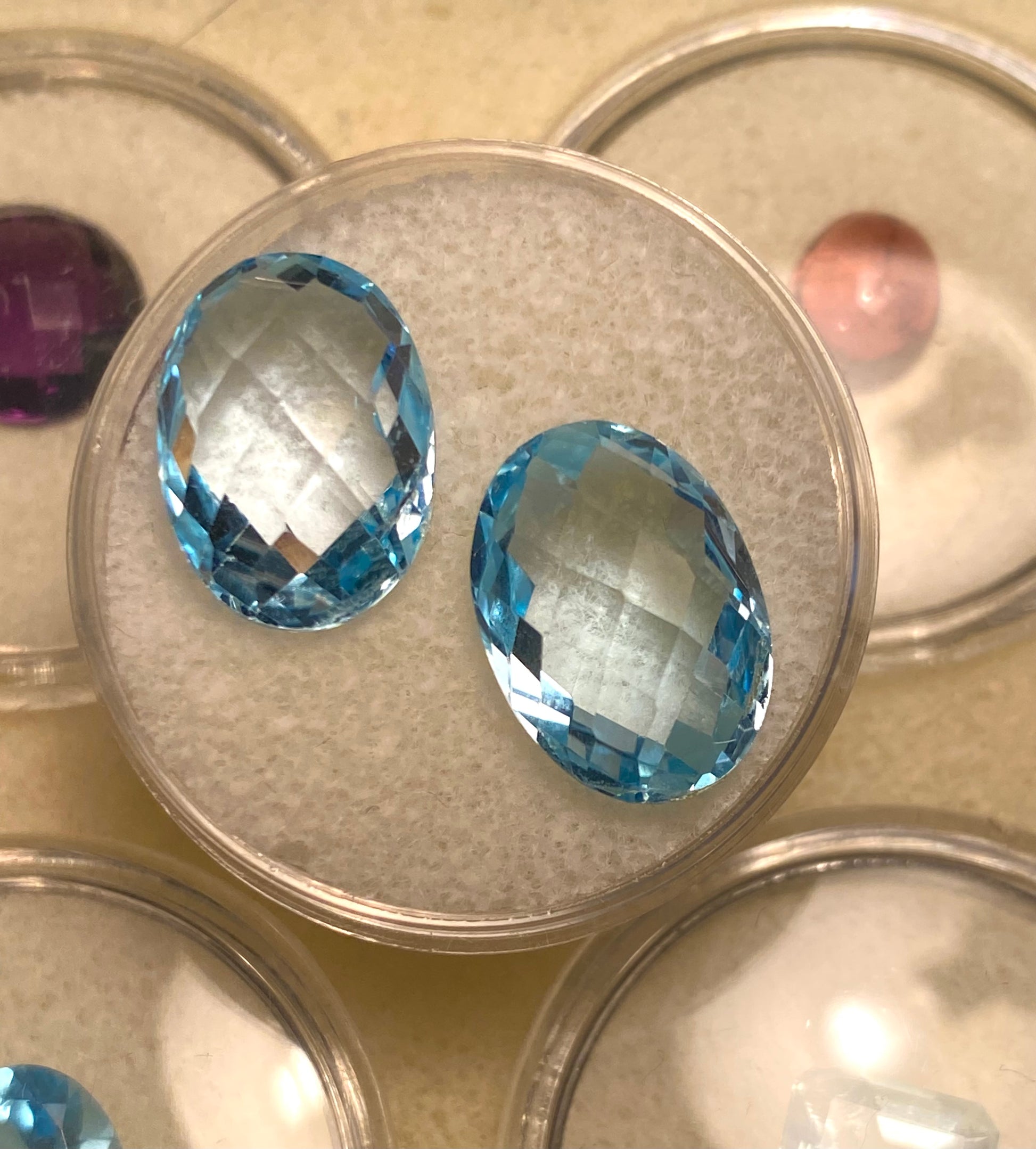 Topazio azzurro ovale grande, spettacolare taglio briolette, per anello o gioielli personalizzati.