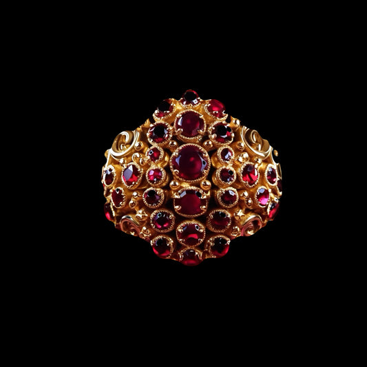18k gold ring with natural red garnet gemstones | Segreti di Corte fine jewelry Made in Italy