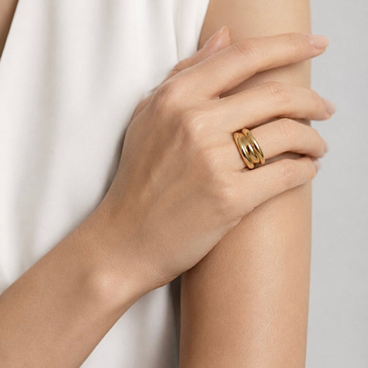 18k gold Fluido 1.0 band ring, with fluid, sculptural lines and an organic form, a contemporary high jewelry design by Carlotta di Montefalco.