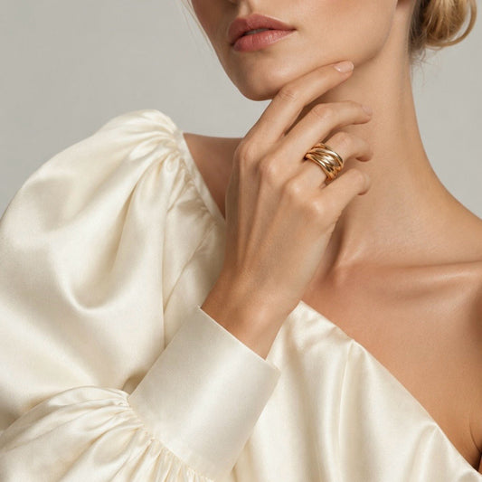 18k gold Fluido 2.0 band ring, worn, with fluid, sculptural lines, a contemporary high jewelry design by Carlotta di Montefalco.