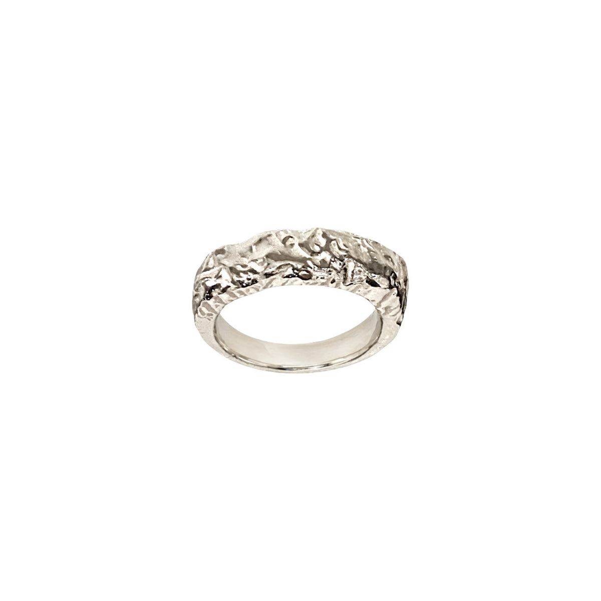 Anello Geo scultura in argento 925 ispirato alla roccia e alla terra, con superficie irregolare scolpita e rilievi materici. L’Arte di Carlotta, Made in Italy.