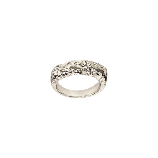 Anello Geo scultura in argento 925 ispirato alla roccia e alla terra, con superficie irregolare scolpita e rilievi materici. L’Arte di Carlotta, Made in Italy.