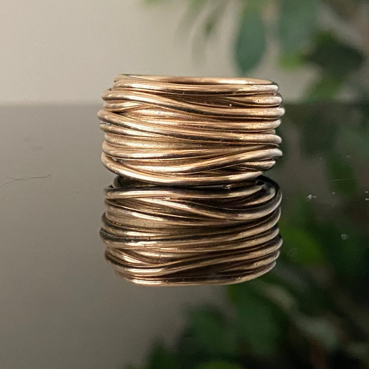 Dettaglio dell’Anello Intrecci di Vita a 13 fili in oro, intreccio di fili che evoca legami, percorsi e continuità, L’Arte di Carlotta