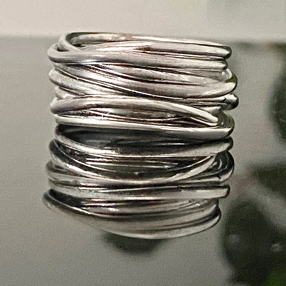 Dettaglio Anello Intrecci di Vita – filo argento 925 BeStrong, con fili dal tratto marcato intrecciati a evocare legami e percorsi, L’Arte di Carlotta
