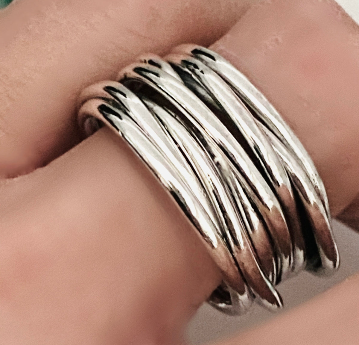 Anello Intrecci di Vita – filo argento 925 BeStrong indossato, intreccio dal carattere deciso e informale, per lei e per lui, L’Arte di Carlotta