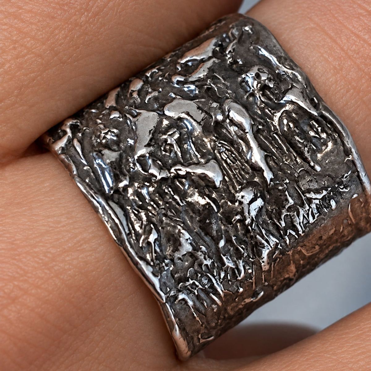 Anello Noir in argento 925 brunito, lavorato artigianalmente come una piccola scultura da indossare. L’Arte di Carlotta, Made in Italy.