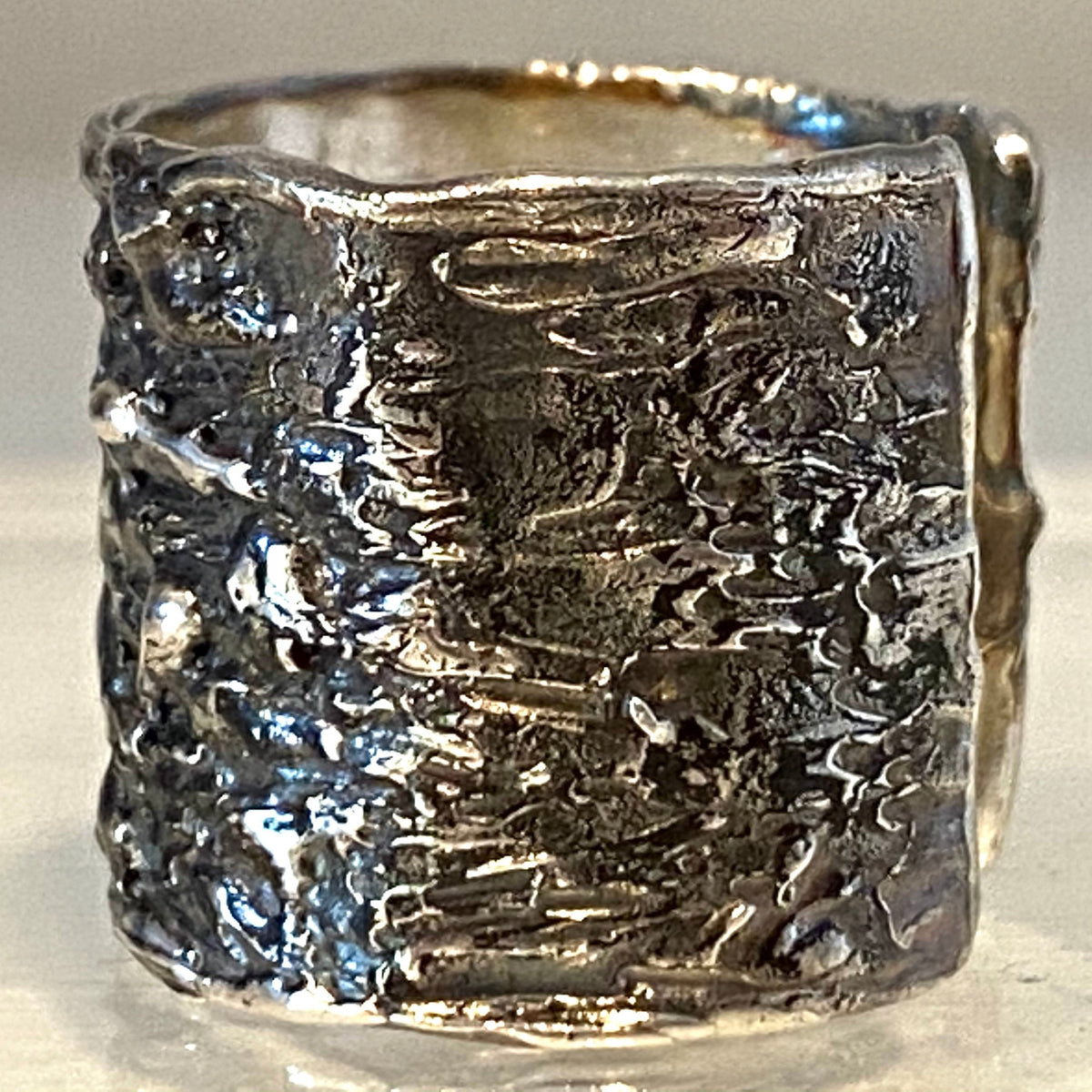 Dettaglio Anello Noir scultura in argento 925 brunito, con lavorazione artigianale e forme scolpite nel metallo. L’Arte di Carlotta, Made in Italy.