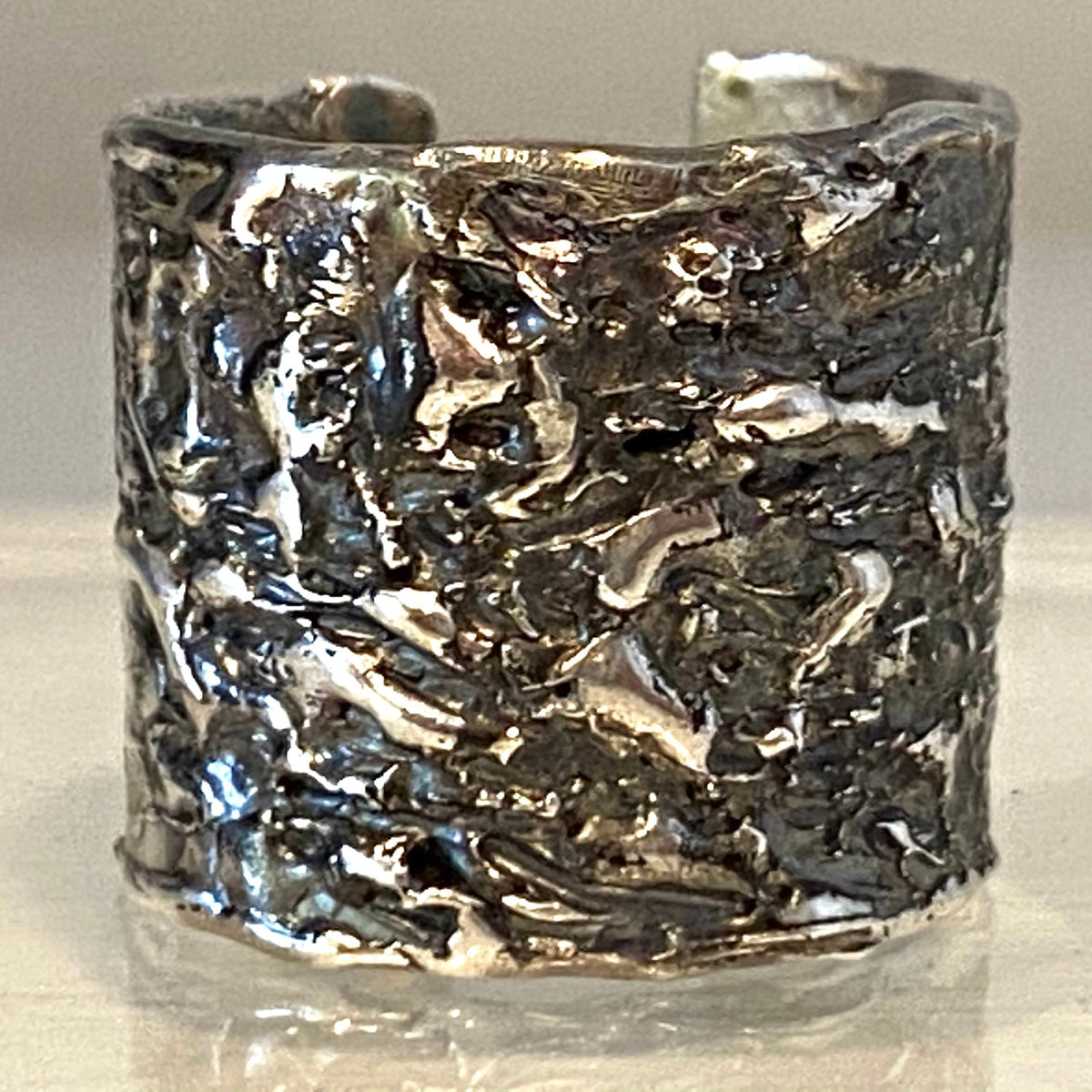Anello Noir in argento brunito 925 dal design scultoreo, con forme irregolari modellate nella materia. L’Arte di Carlotta.
