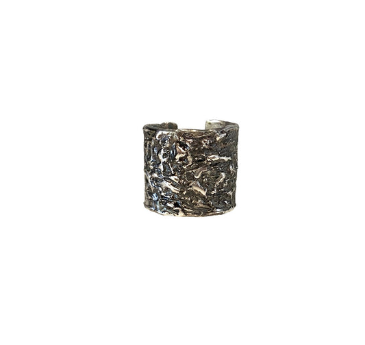 Anello Noir in argento 925 a scultura, vista frontale – Carlotta di Montefalco