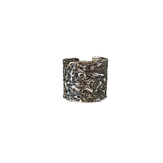 Anello Noir scultura in argento 925 brunito, gioiello artigianale dal design originale e deciso. L’Arte di Carlotta, Made in Italy.