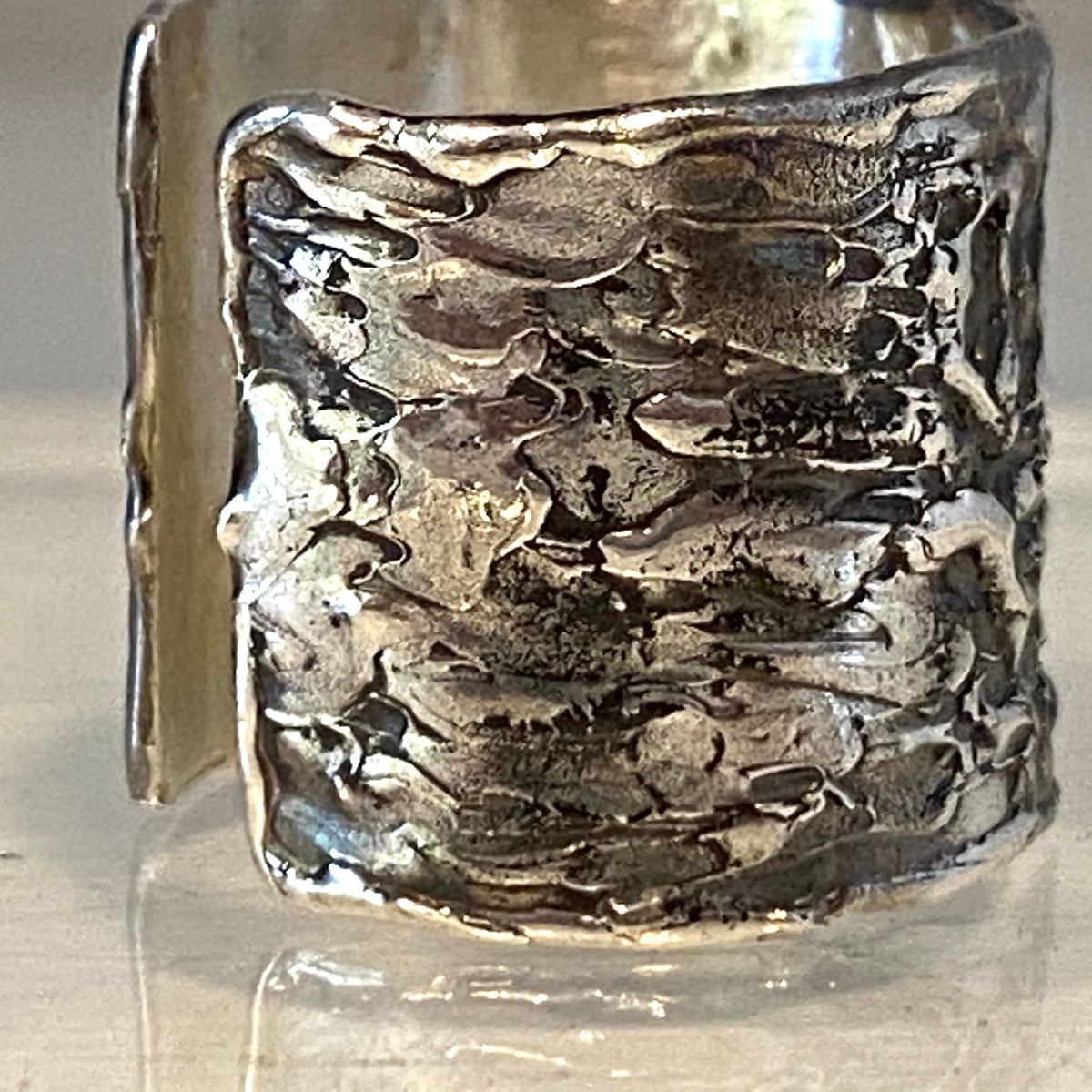Anello Noir in argento 925 brunito indossato, gioiello scultura artigianale dal carattere forte e contemporaneo. L’Arte di Carlotta, Made in Italy.